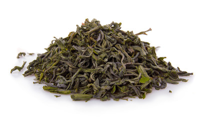 一堆干绿茶孤立在白色