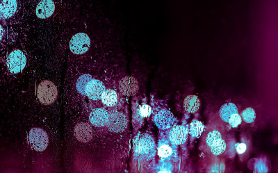 窗户里的雨滴