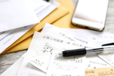 整理和整理邮件和收据，文书工作和簿记形象