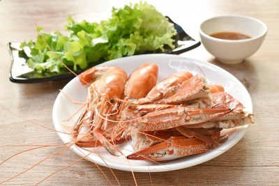 清蒸虾、切花蟹配新鲜蔬菜蘸酸辣酱吃