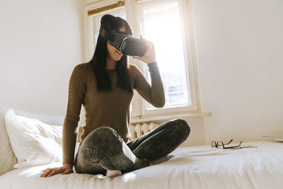 一个年轻女孩使用VR