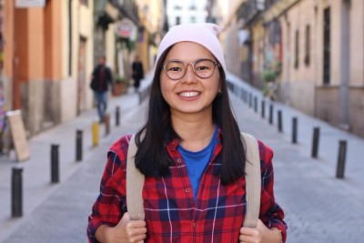 可爱的亚洲女学生街头肖像