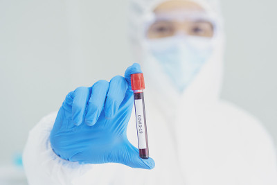 科学家covid-19病毒化学研究实验生物技术抗体样本实验室培养抗病毒疫苗。科学家看显微镜，科学试管