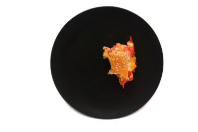 俯视图咬半块美味的汉堡碎片