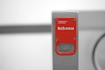 紧急刹车拉手柄与德语单词Notbremse，意思是紧急刹车。