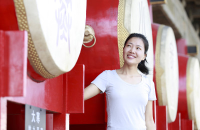 女游客鼓楼，西安，中国