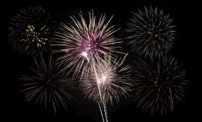 烟花在夜空中爆炸