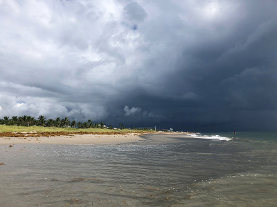 飓风迈克尔在海滩上降雨