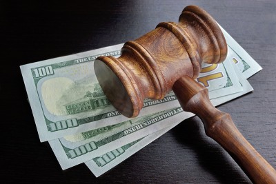 法官的木槌和黑色桌子上的美元现金