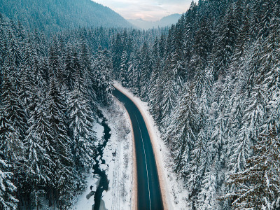 冬季喀尔巴阡山脉道路鸟瞰图
