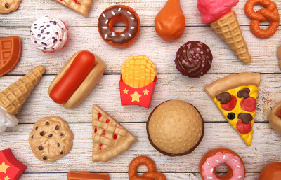木制桌子上的假垃圾食品
