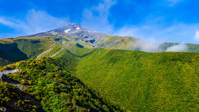 攀登新西兰新普利茅斯附近的塔拉纳基山