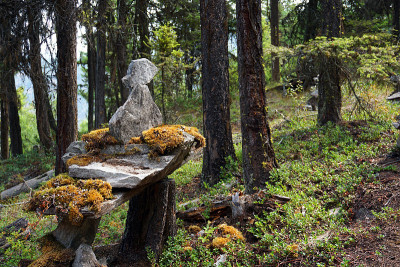 长满青苔的Inukshuk