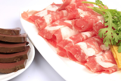 靠近牛肉和羊肉卷在盘子里