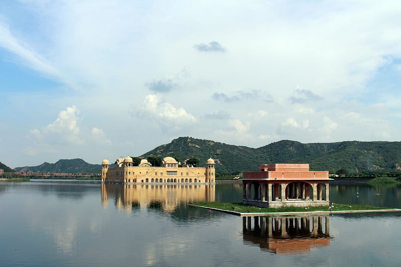 Jal Mahal，意为“水宫”，位于斋浦尔曼萨加尔湖中央。