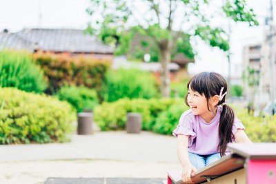 一个小女孩在公园里玩