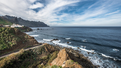 在海岸上冲浪