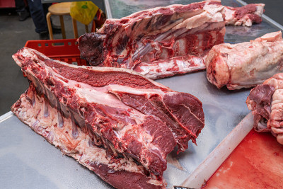 肉店柜台上的新鲜生肉