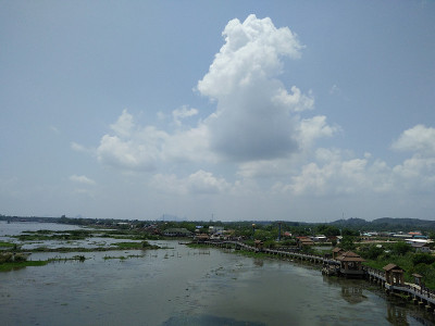美丽的湖景和桥