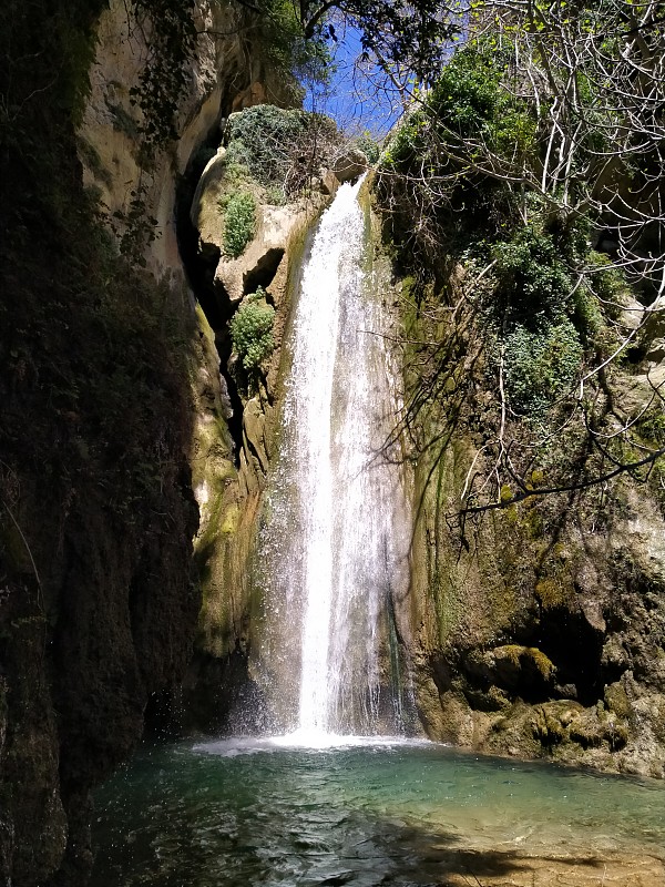 瀑布在克里特岛