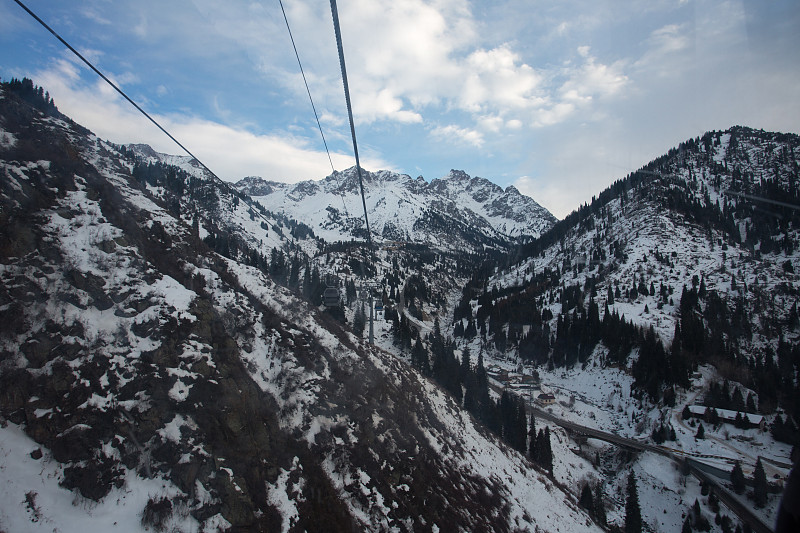 缆车在雪山钦布拉克