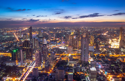 美丽的日落市景夜景曼谷市景，泰国曼谷市景。曼谷商业区的夜景。在《暮光之城》。