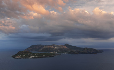 全景图火山岛火山从利帕里与戏剧性的云在天空日落，西西里岛意大利“n