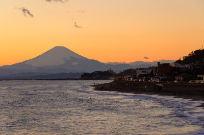黄昏中的Enoshima和富士山