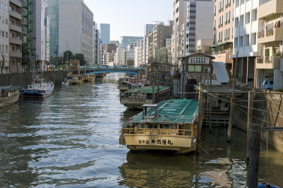 日本的船屋漂浮在河上