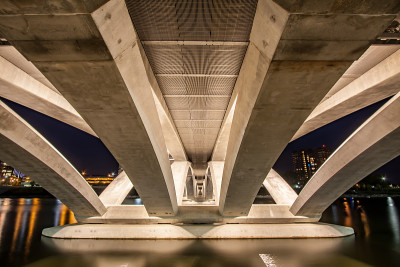 俄亥俄州哥伦布市市中心肖托河Rich Street Bridge桥下