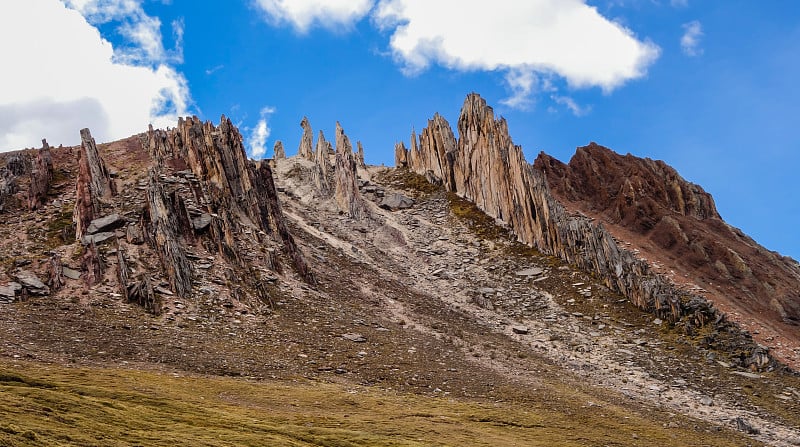 秘鲁库斯科的Palccoyo彩虹山。安第斯山脉的多彩风景