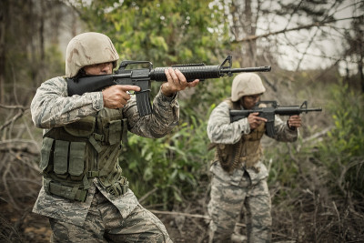 士兵们在训练中使用武器