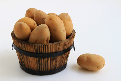 熟土豆装饰在一个小圆桶里
