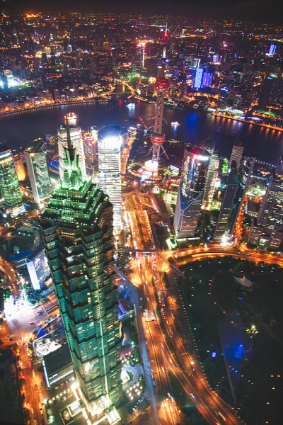 夜晚的上海摩天大楼