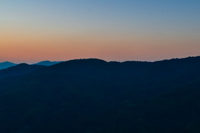 山的日出