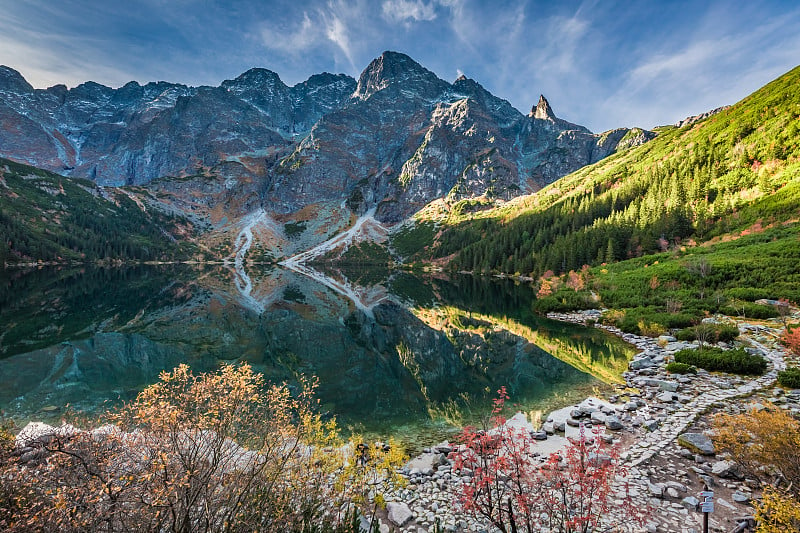 秋天，泰特拉山脉湖面上的寒冷日出