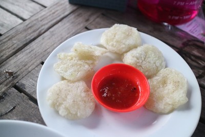 白色盘子上煎的次仁