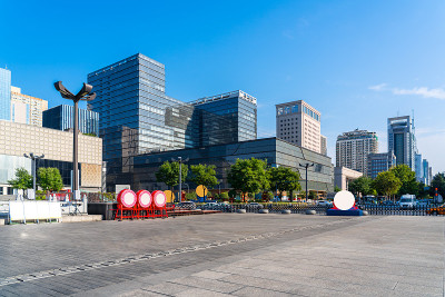 这个设防的广场是贵州省省会贵阳市的标志性建筑。