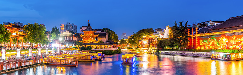 夜景:南京的游船和古建筑