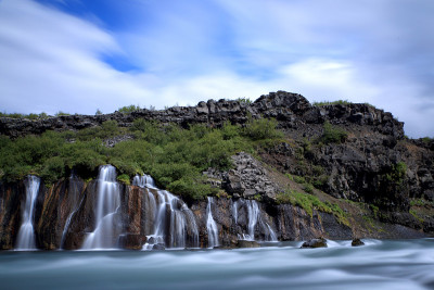 Hraunfossar瀑布(冰岛西部)Hraunfossar瀑布的水流入冰岛Hvita河
