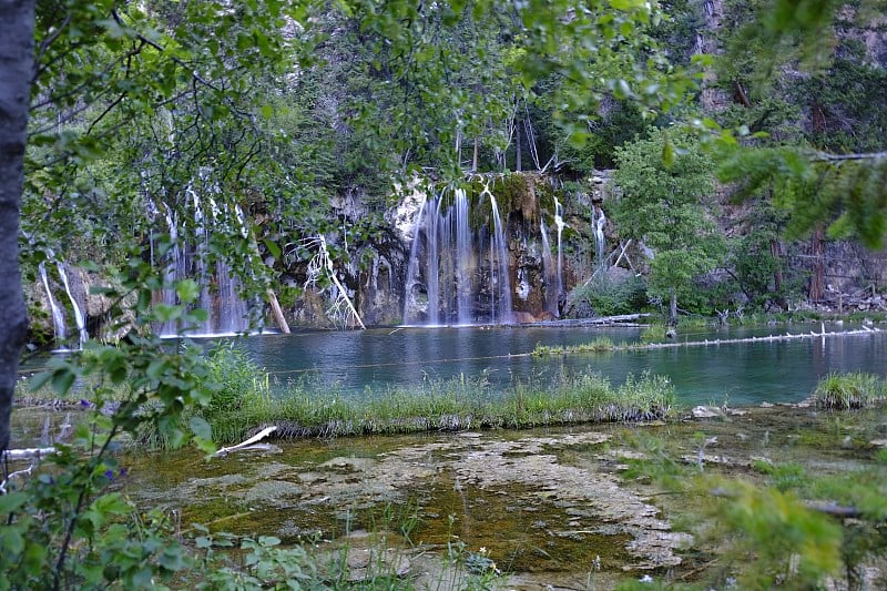 科罗拉多山上的瀑布有许多新鲜的绿色风景