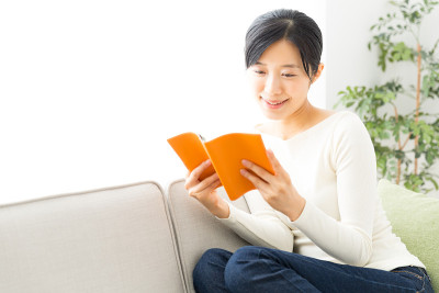 年轻的亚洲女性生活方式形象在客厅