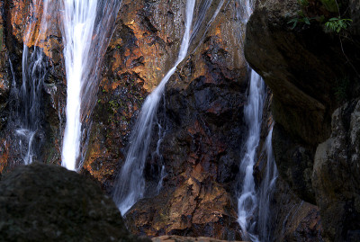 水从岩石上流下来