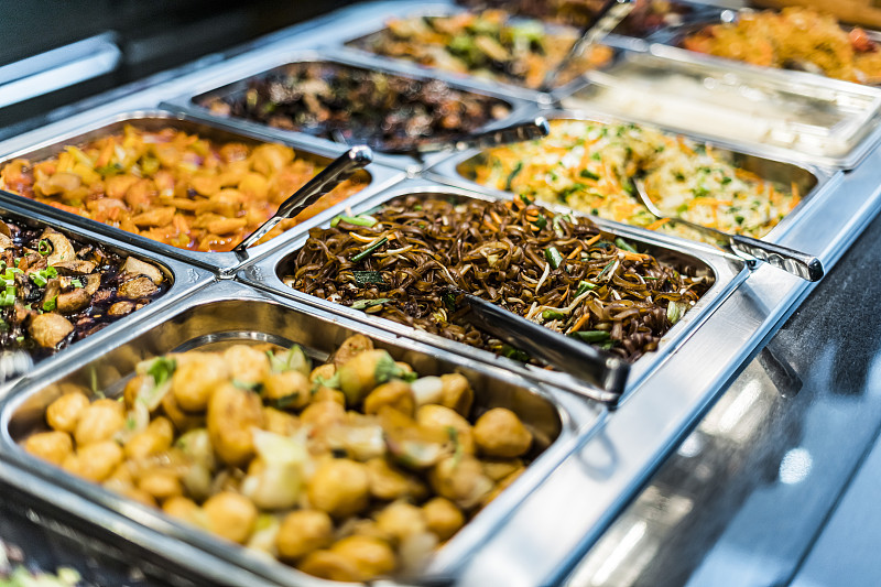 在购物中心美食广场出售的亚洲食品