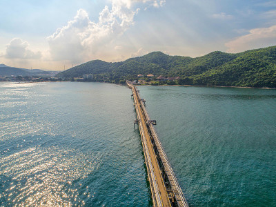 海上的石油管道。鸟瞰图和俯视图。