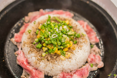 热锅里的米饭和玉米猪肉