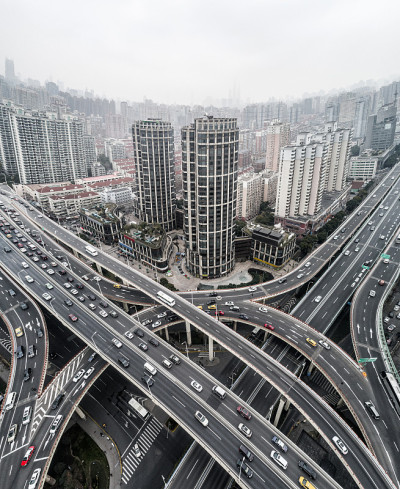 多云天气城市公路和立交桥鸟瞰图
