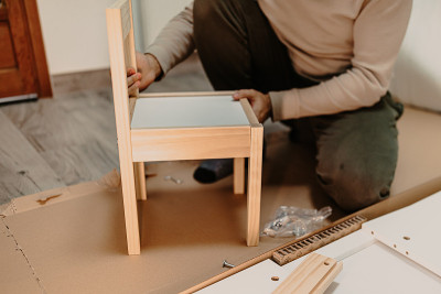 一个人正在组装为家里买的新家具