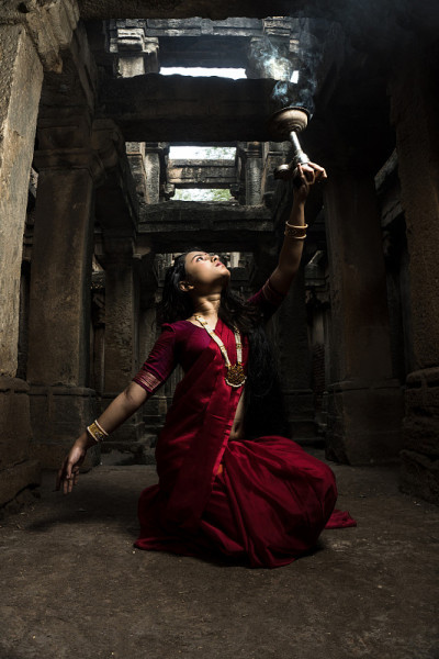 在印度舞蹈姿势中的印度少女舞者。印度古典舞蹈bharatanatyam