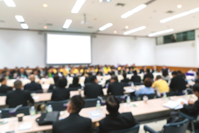 模糊的商务会议和演示在会议厅